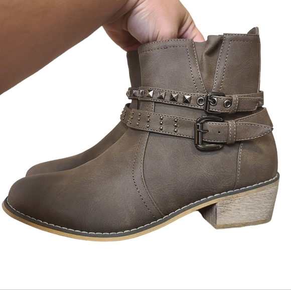 Tiara Shoes - Tiara Women's Topa Bootie with Studded Straps Brown size 8.5 NWT